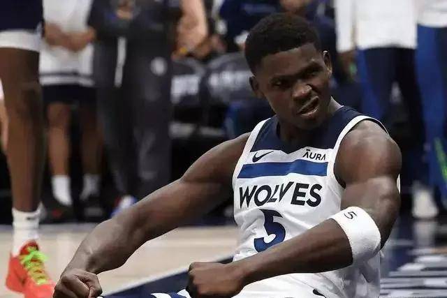 杨鸣愤怒冲进场内大骂裁判 连吃两T被驱逐出场